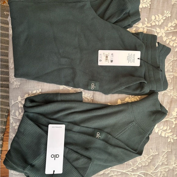 Alo Yoga Waffle Weekend Mock Neck Top & Jogger Set. Woman’s Size Large